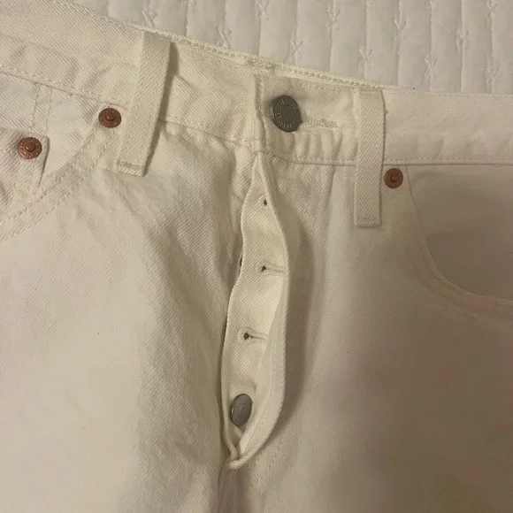 Levi's White Jean Shorts with Distressed Frayed Hem - Picture 5 of 6